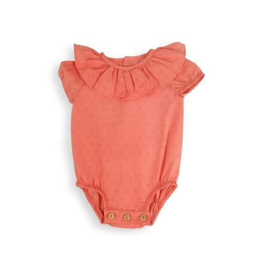 Pelele de Bebé en Algodón Plumeti Color Coral con Cuello de Volante