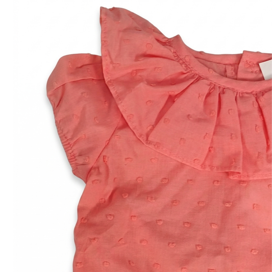 Pelele de Bebé en Algodón Plumeti Color Coral con Cuello de Volante