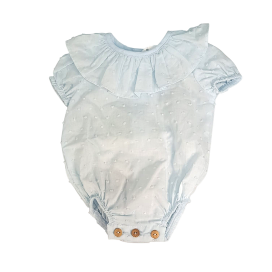 Pelele de Bebé en Algodón Plumeti Azul Celeste con Cuello de Volante