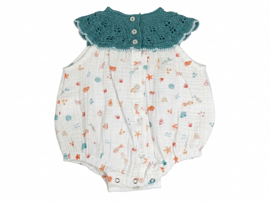 Pelele de Muselina Orgánica con Cuello de Punto Calado – Colección Marinas