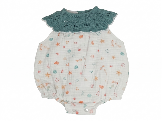 Pelele de Muselina Orgánica con Cuello de Punto Calado – Colección Marinas